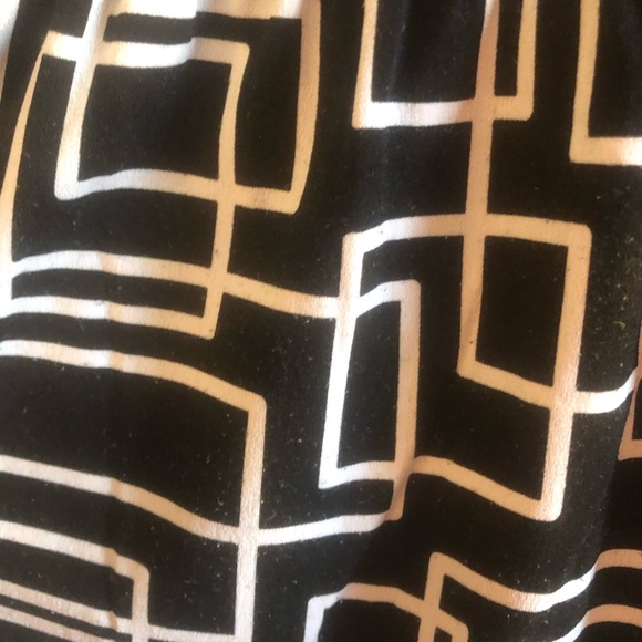 Black / White faux wrap top - Picture 2 of 4